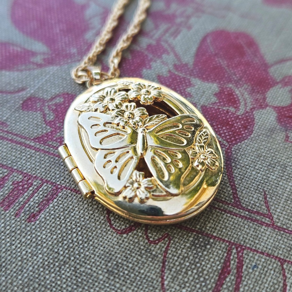Vintage Gold Tone Butterfly Floral Oval Filigree Locket Pendant Necklace Perfume